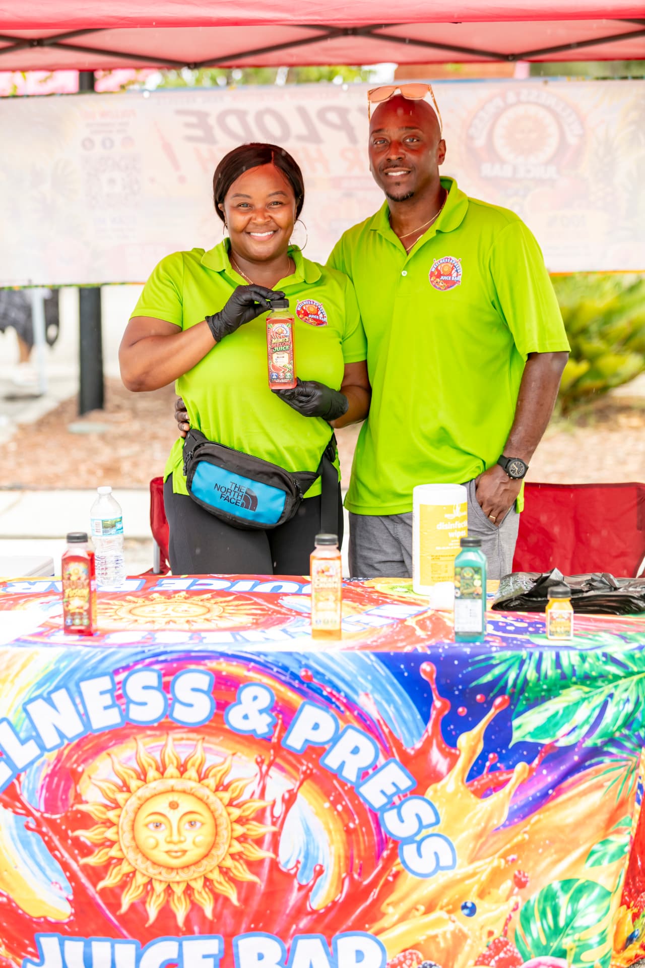 A wellness and cold-pressed juice vendor serving customers.